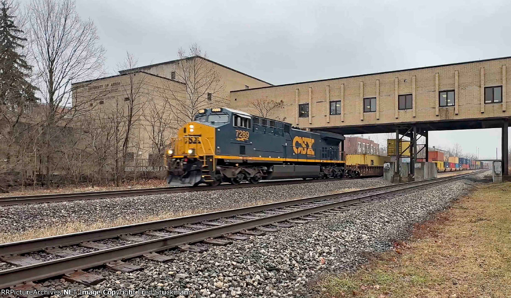 CSX 7289 leads I136 past the former Union Depot.